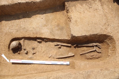 Sépulture. Vue d’ensemble du squelette après fouille de la tombe du Bas-Empire. En bas à gauche, des chaussures sont déposées aux pieds du défunt. C’Chartres Archéologie